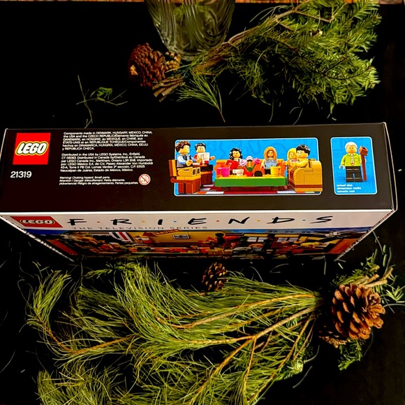 LEGO Friends- Central Perk Set 21319 - Picture 3 of 4